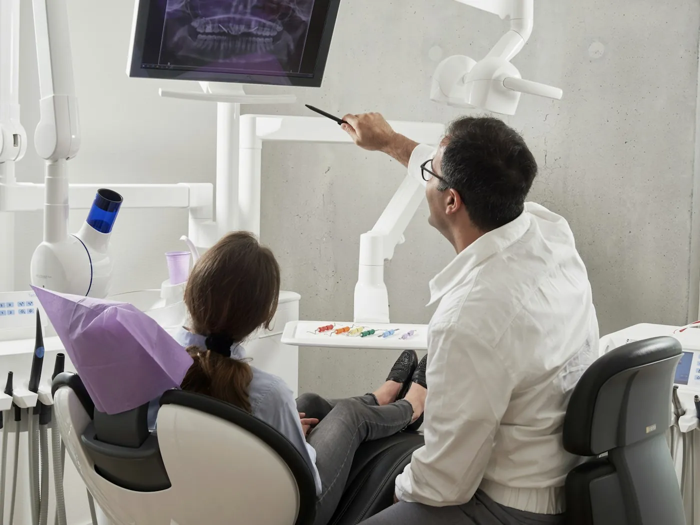 Dentist reviewing a patient's scan on the clinic screen